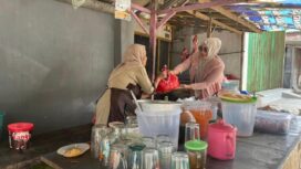 Pemberian paket sembako kepada Imah, warga Kecamatan Manding