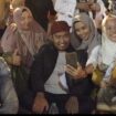TAK ADA JARAK: Emak-emak mengajak foto bersama dalam sebuah kegiatan di Sumenep.