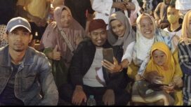 TAK ADA JARAK: Emak-emak mengajak foto bersama dalam sebuah kegiatan di Sumenep.