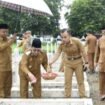 Wakil Bupati Sumenep KH. Imam Hasyim tabur bunga di pusara para pejuang sebagai bentuk penghormatan dan penghargaan atas jasa mereka.
