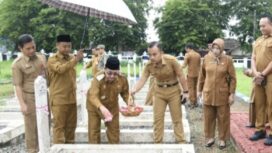 Wakil Bupati Sumenep KH. Imam Hasyim tabur bunga di pusara para pejuang sebagai bentuk penghormatan dan penghargaan atas jasa mereka.