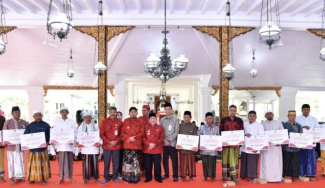 
					Tunjangan Kehormatan Guru Ngaji Disalurkan, 1.225 Penerima Dapat Perlindungan BPJS