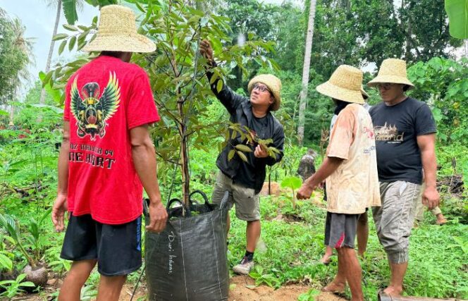 
					SEDERHANA: Ketua Komisi I DPRD Sumenep Darul Hasyim Fath melakukan penanaman pohon durian di Dusun Baru, Desa Masalima, Kecamatan Masalembu, Minggu (14/12).