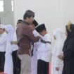 Penyerahan santunan kepada anak yatim pada acara penutupan Pondok Ramadan di FIES Sumenep. (IST)