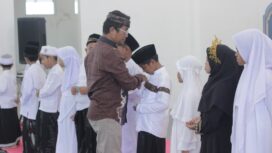 Penyerahan santunan kepada anak yatim pada acara penutupan Pondok Ramadan di FIES Sumenep. (IST)