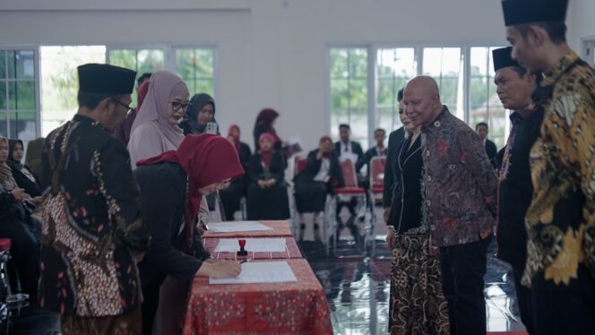 
					MH Said Abdullah Beri Modal Wali Murid FIES untuk Ternak Ayam