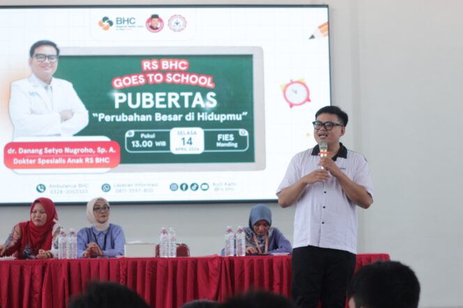 
					dr. Danang Setyo Nugroho, SpA saat memberikan pemaparan tentang Sosialisasi Pubertas di FIES Sumenep. (FOTO; IST)